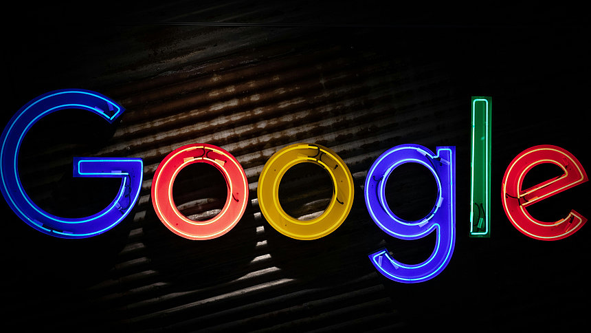 Google-Logo auf schwarzem Background